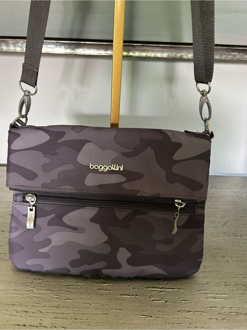 Baggallini Purple Camo Crossbody Messenger Bag NWOT 9.5x7.5 - Picture 2 of 13